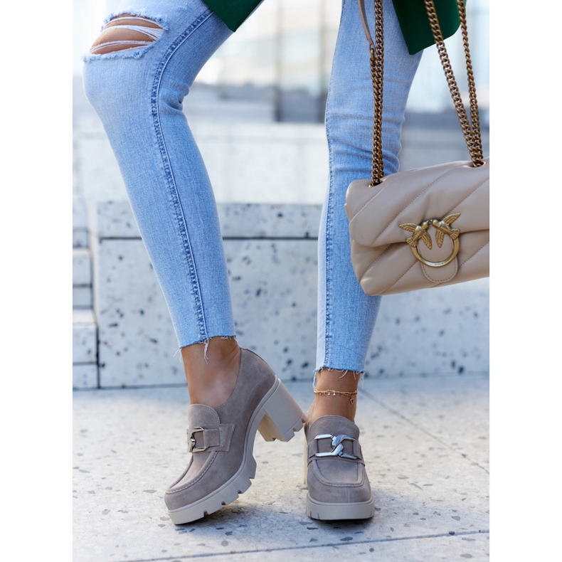 Lemar Elegante Schuhe auf einer Säule mit beigem Harmell-Dekor 1