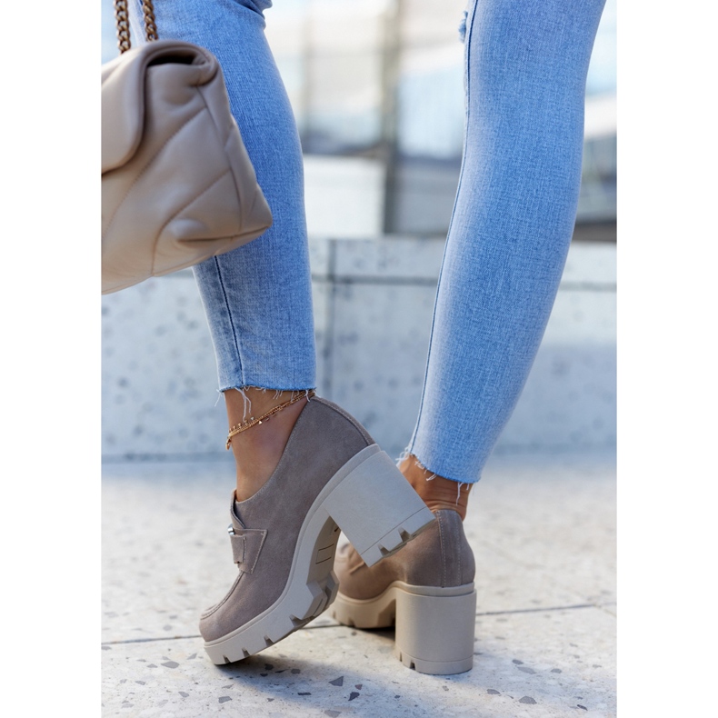 Lemar Elegante Schuhe auf einer Säule mit beigem Harmell-Dekor 2