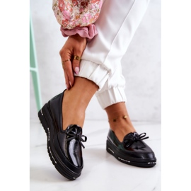 Vinceza Lackierte Loafer für Damen mit schwarzem Keilabsatz und Rüschen 2
