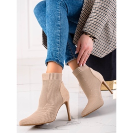 S. BARSKI Passende Stiefel auf einem Pin S.BARSKI beige 1