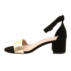 Schwarze und goldene Sandalen auf einer Bar Evento 20SD98-1618 1