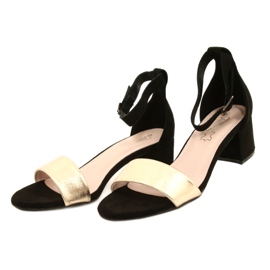 Schwarze und goldene Sandalen auf einer Bar Evento 20SD98-1618 2