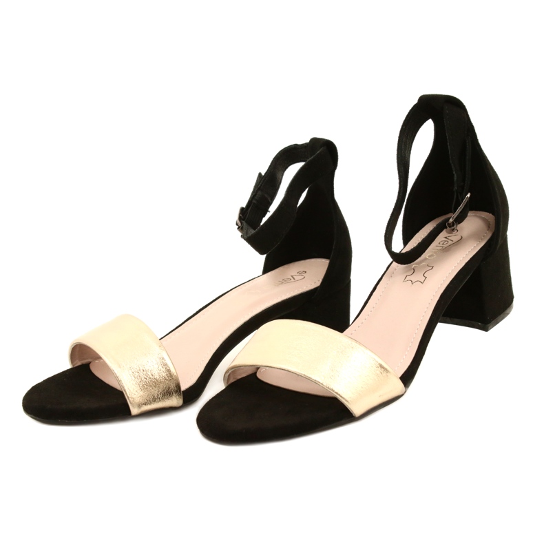 Schwarze und goldene Sandalen auf einer Bar Evento 20SD98-1618 2