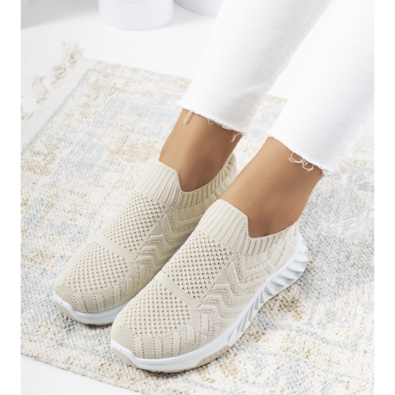 Beige Sportschuhe von Alexandrin 1