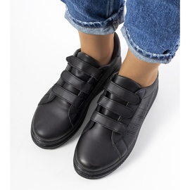 Schwarze Turnschuhe auf der Nizza-Plattform 1