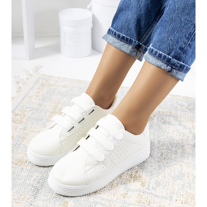 Weiße Turnschuhe auf der Nizza-Plattform 1