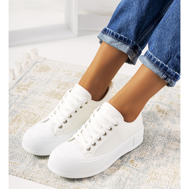 Weiße Turnschuhe auf dicker Luthersohle 1