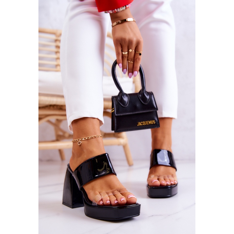 FM1 Seattle schwarz lackierte Hausschuhe auf einer Bar 1