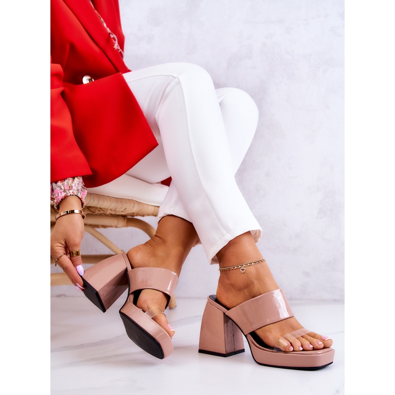 FM1 Lackierte Pantoffeln auf einer dunkelbeigen Bar in Seattle 2