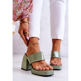 FM1 Lackierte Pantoffeln auf einer Seattle Green Bar grün 2