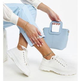 Weiße Sneaker auf dicker Prenzel-Sohle 1