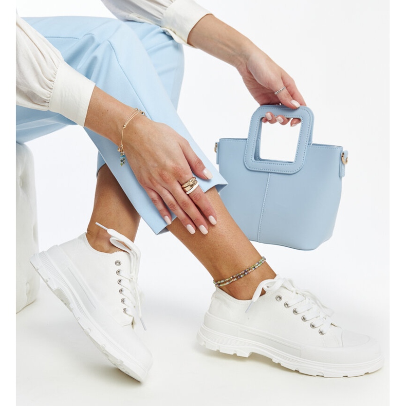 Weiße Sneaker auf dicker Prenzel-Sohle 1