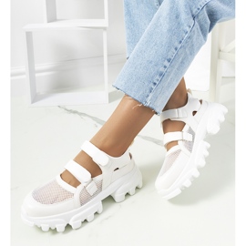 Weiße Sneakers mit Traktorsohle von Djurs 1