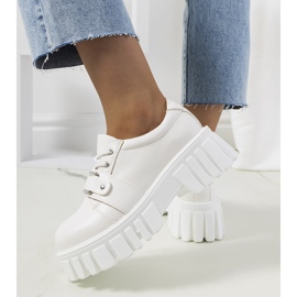 Weiße Schuhe auf einer Traktorsohle von Sallie 1