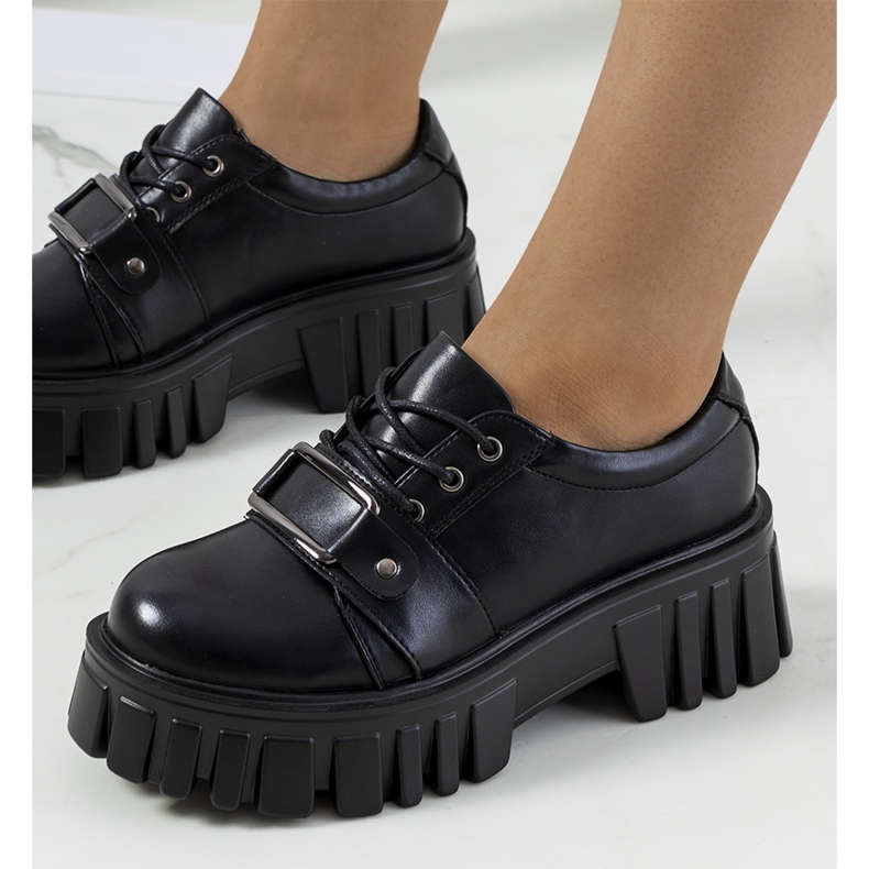 Schwarze Schuhe auf einer Traktorsohle von Sallie 2