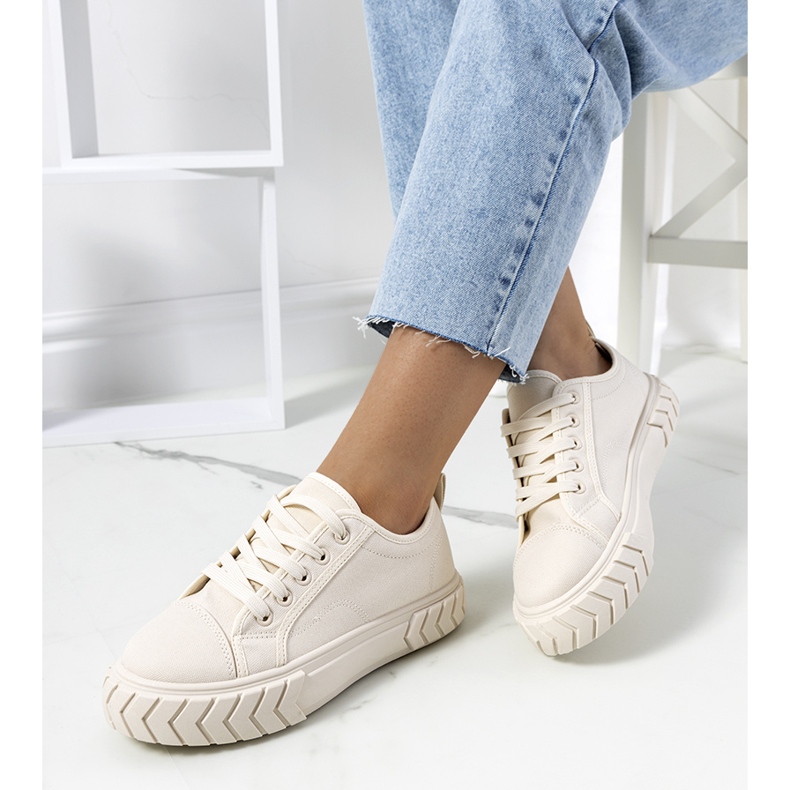 Beige Turnschuhe auf der Clarence-Plattform 1