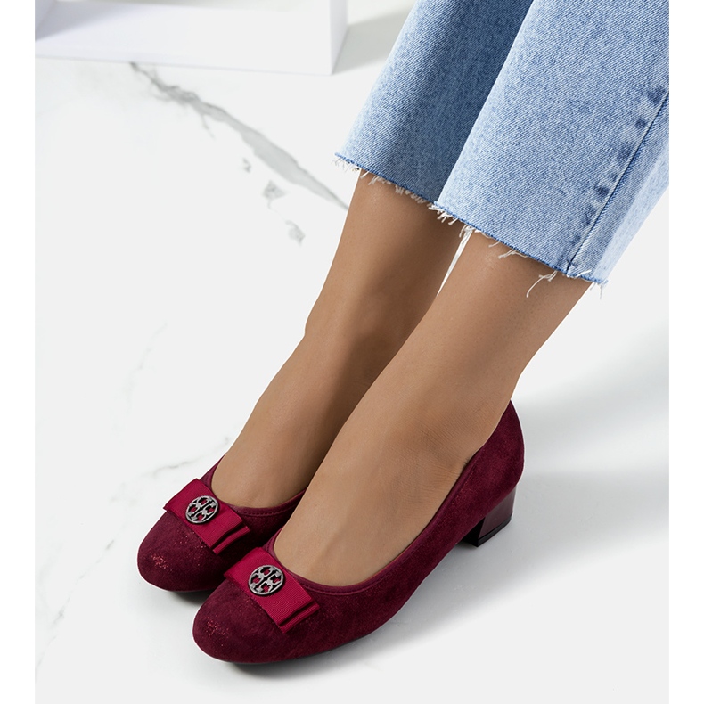 Glänzende kastanienbraune Pumps von Baten rot 1