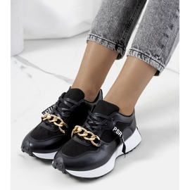 Schwarze Turnschuhe mit Saminas Kette 1