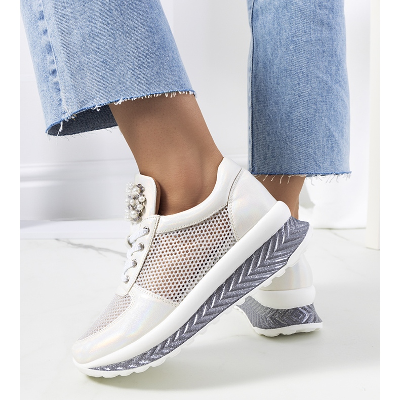 Weiße Sneaker mit Hologramm von Saggers 2