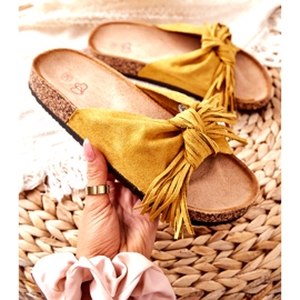 Gelbe Flip-Flops mit Korksohle und Fransen 1