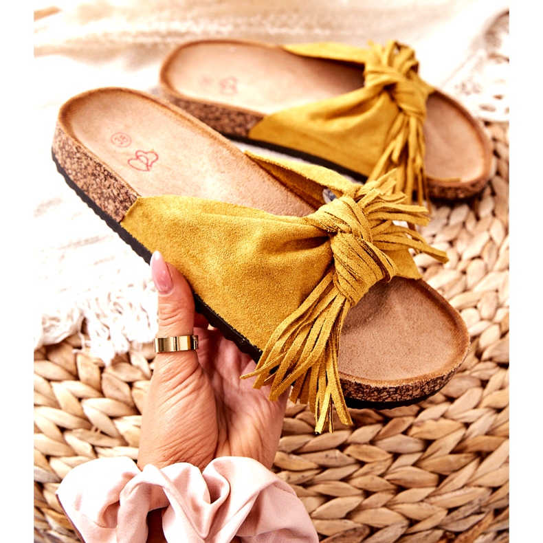 Gelbe Flip-Flops mit Korksohle und Fransen 1