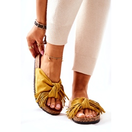 Gelbe Flip-Flops mit Korksohle und Fransen 3