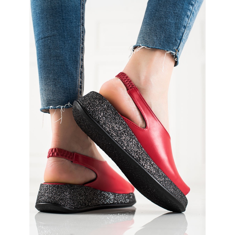 TRENDI Sandalen auf der Glitzerplattform rot 1