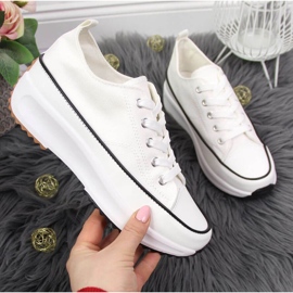 Weiße Turnschuhe auf der Plattform McKeylor W JAN93A 1