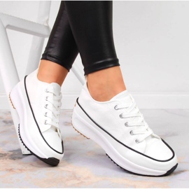 Weiße Turnschuhe auf der Plattform McKeylor W JAN93A 2