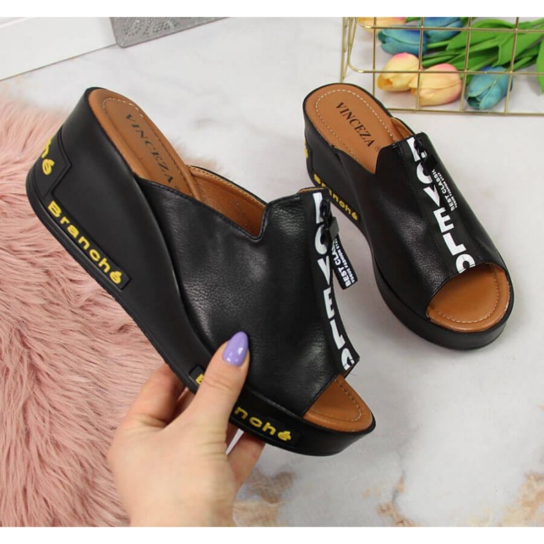 Schwarze Keilpantoffeln mit Inschriften Vinceza W JAN109 1