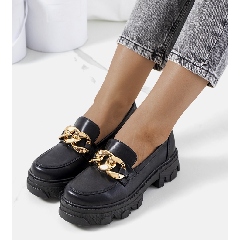 Schwarze Loafer mit Fouzia-Kette 1