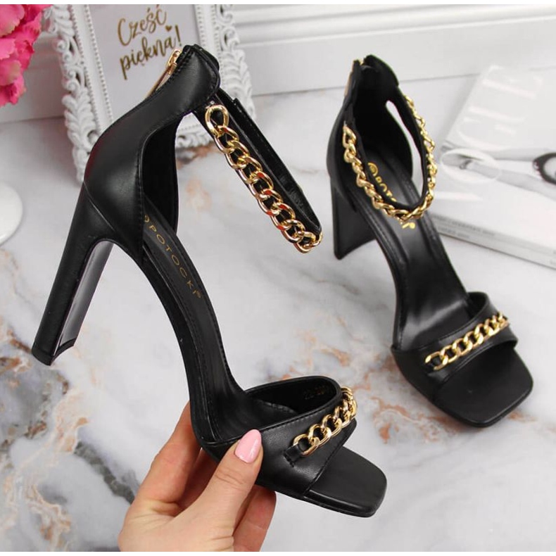 Sandalen auf einem Pfosten mit einer Kette Potocki W WOL70A schwarz 1