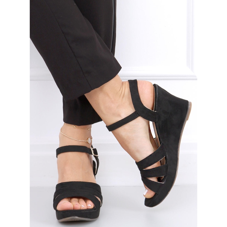 Nirali Schwarze Keilsandalen 1