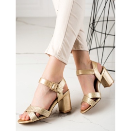 Encor Goldene Sandalen an einer Bar 1