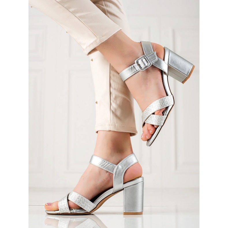 Encor Silberne Sandalen auf einer Bar 1
