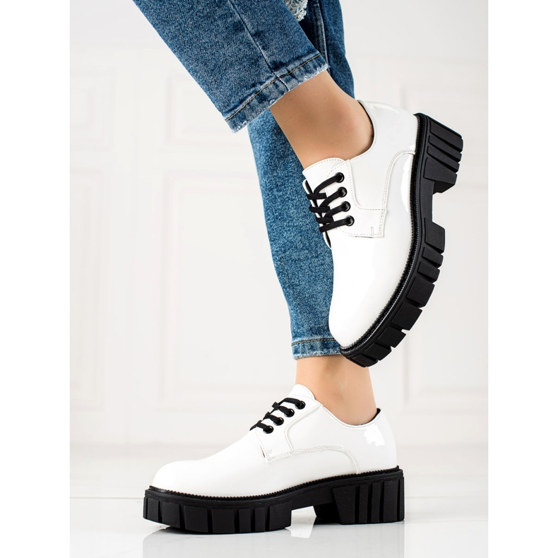 Weiße Schuhe auf der La.Fi-Plattform 1