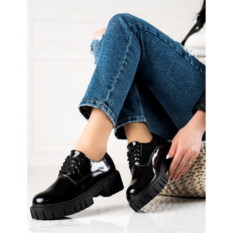 Schwarze Schuhe auf der La.Fi-Plattform 1