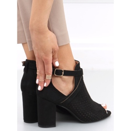 Durchbrochene Sandalen auf dem Barika Black Post schwarz 1