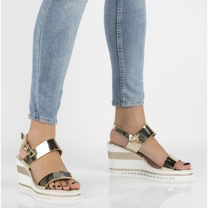 Sandalen auf dem Keil Filippo DS2094 / 21 Gehen Sie golden 1