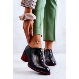 S.Barski Lackierte modische Schuhe an einem schwarz-roten Lorena-Pfosten 1