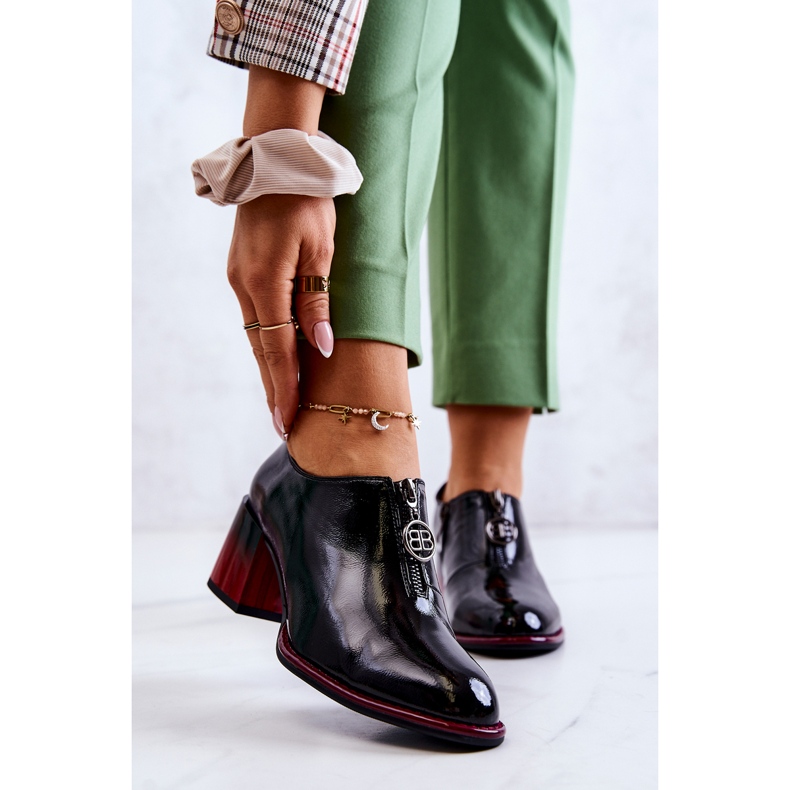 S.Barski Lackierte modische Schuhe an einem schwarz-roten Lorena-Pfosten 1