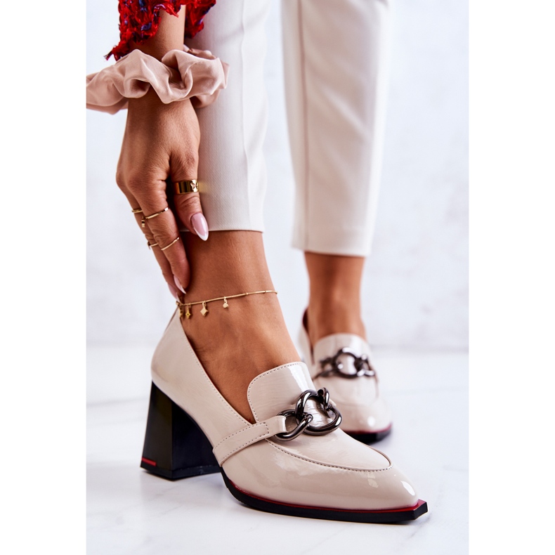 S.Barski Elegante Pumps auf einer beigen Callim-Säule 1