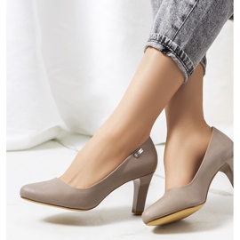 Beige Pumps auf einem Gießener Absatz 1