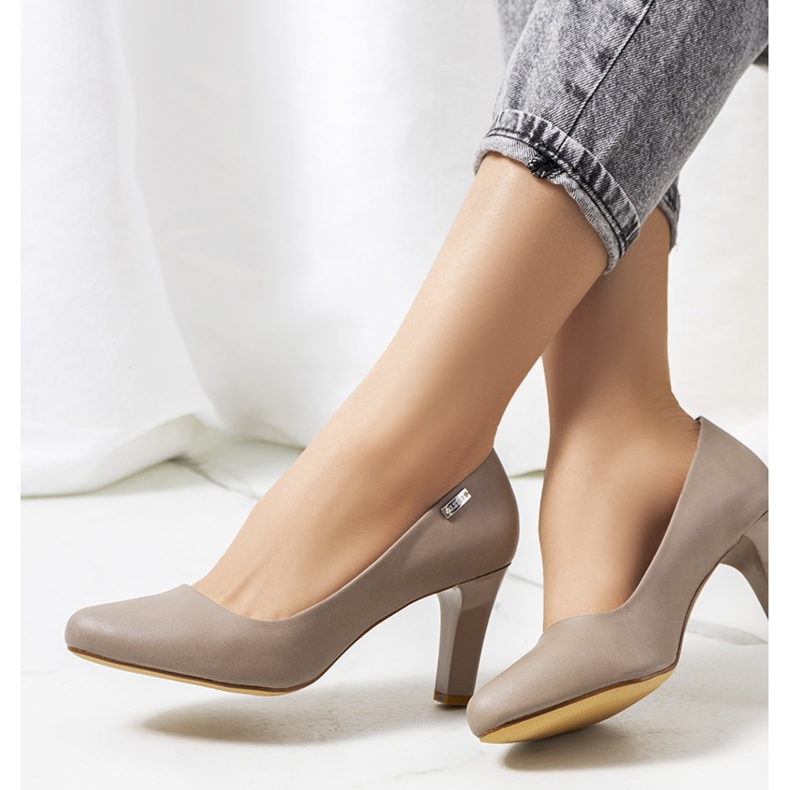 Beige Pumps auf einem Gießener Absatz 1