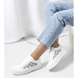 Weiße Turnschuhe auf der Birkett-Plattform grau 2