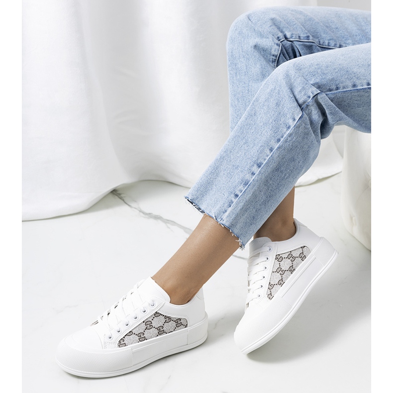 Weiße Turnschuhe auf der Birkett-Plattform grau 2