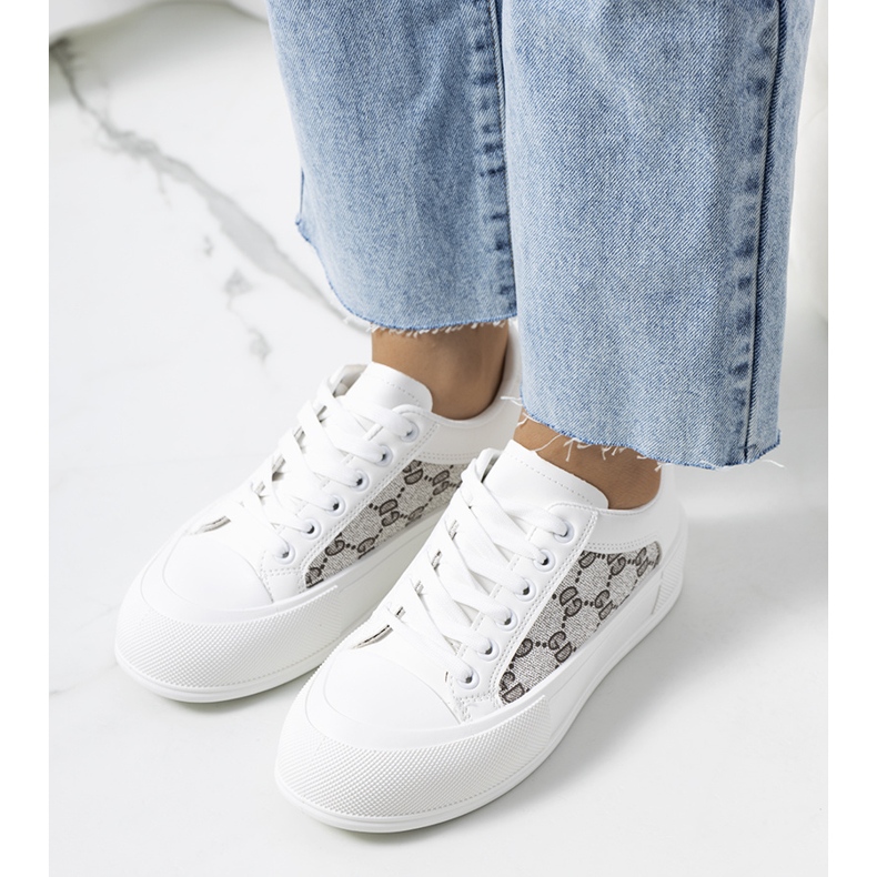 Weiße Turnschuhe auf der Birkett-Plattform grau 1