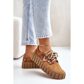 Wildlederschuhe auf der braunen Hypnose-Plattform 1