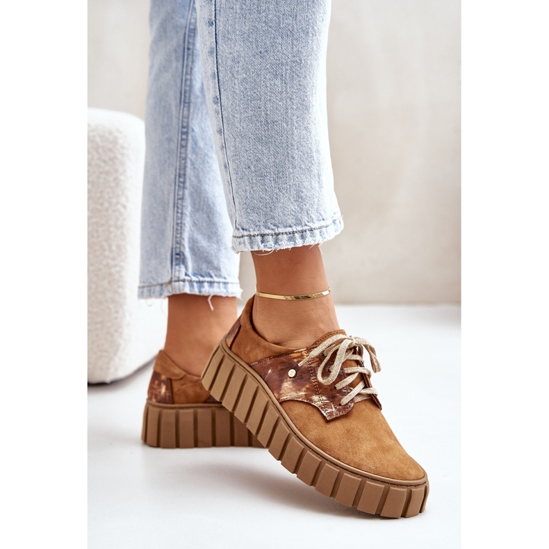 Wildlederschuhe auf der braunen Hypnose-Plattform 1