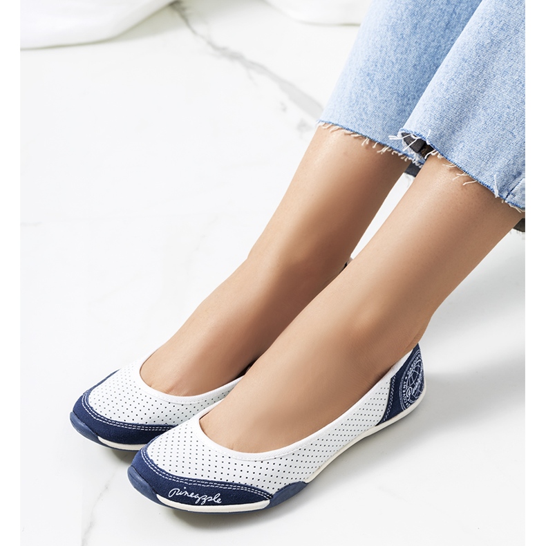 Wascana Ballerinas aus weißem durchbrochenem Leder marineblau 1